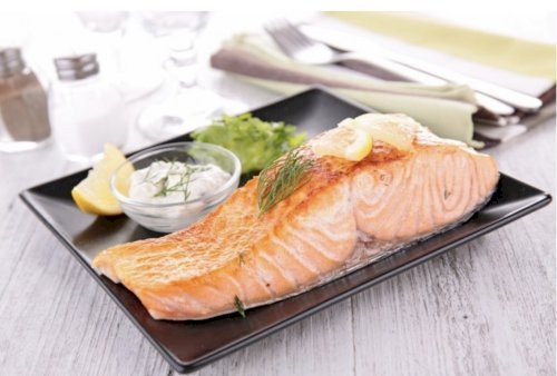 Grilled Salmon with Lemon Sauce