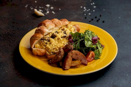 SCRAMBLE EGG CROISSANTE