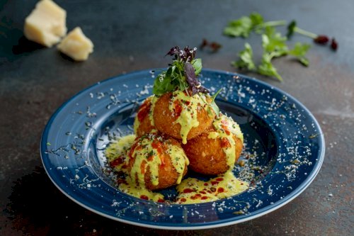 MAC AND CHEESE BALLS
